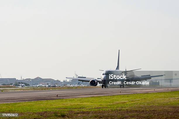 Avión Landing Foto de stock y más banco de imágenes de Aeropuerto - Aeropuerto, Recursos sostenibles, Río de Janeiro