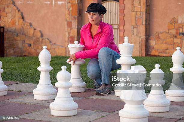 Frau Spielt Schach Mit 1 2 Life Größe Aus Stockfoto und mehr Bilder von Betrachtung - Betrachtung, Entschlossenheit, Erwachsene Person