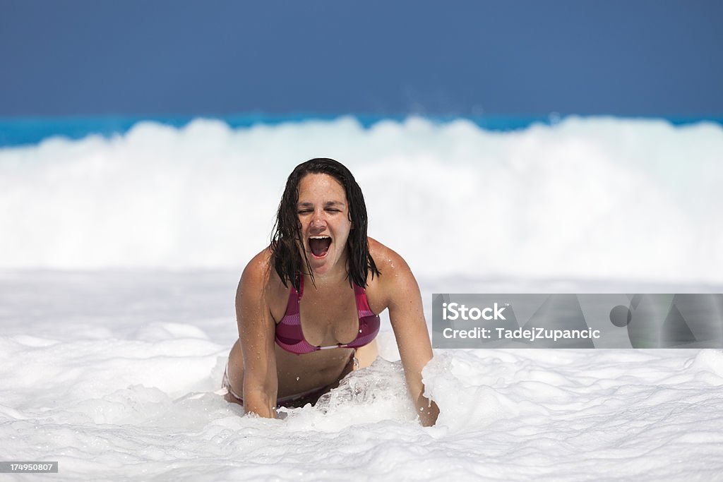 Giovane donna sulla spiaggia - Foto stock royalty-free di Acqua