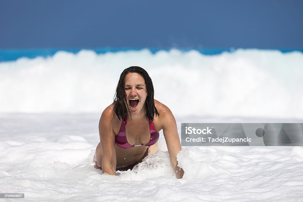 Молодая женщина на пляже - Стоковые фото Myrtos Beach роялти-фри