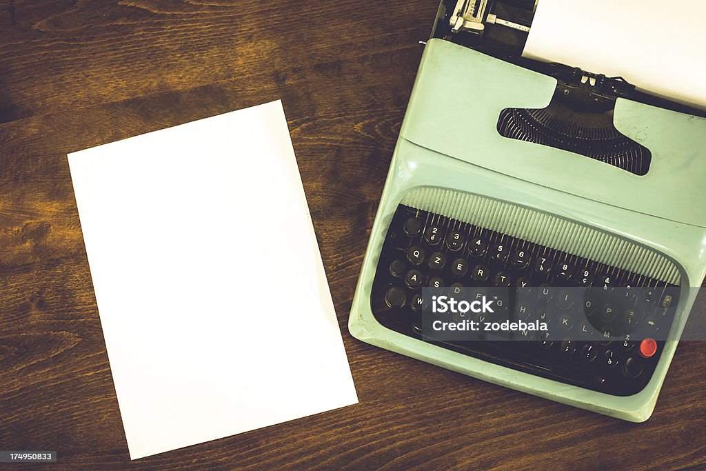 Старый винтажный Пишущая машинка с белый лист бумаги - Стоковые фото Алфавит роялти-фри
