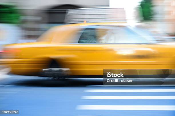 Photo libre de droit de Taxi Jaune Sur La Rue De La Ville De New York banque d'images et plus d'images libres de droit de Circulation routière - Circulation routière, Conducteur - Métier, Conduire