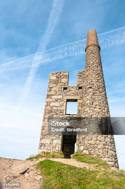 Abandonado Pozo De Mina Edificio En Cornwall Inglaterra Foto de stock y más banco de imágenes de Abandonado