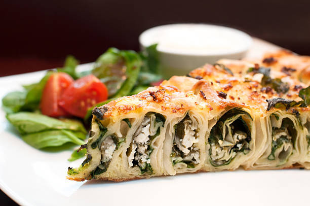 búlgaro espinafre banitza com salada e iogurte - pie spinach spanakopita filo pastry imagens e fotografias de stock