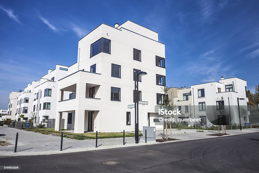 Neue Apartment-Gebäude - Lizenzfrei Block - Form Stock-Foto