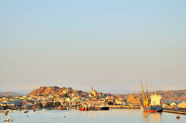 luderitz na namíbia harbor ao amanhecer - luderitz city - fotografias e filmes do acervo