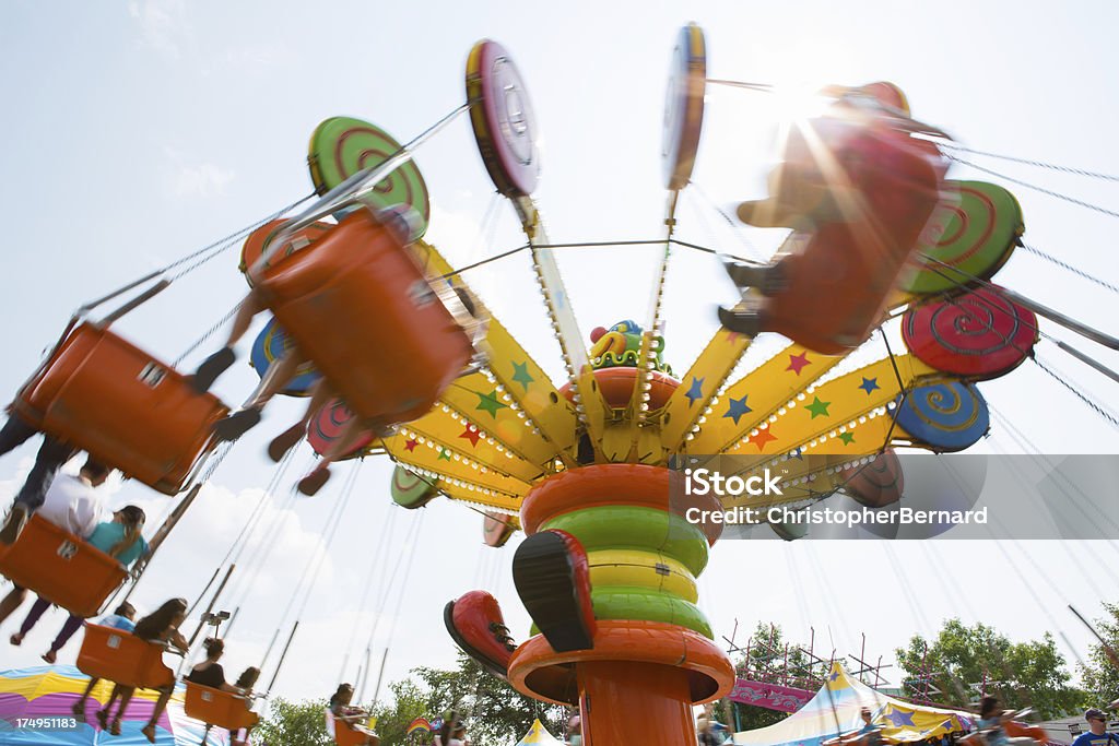 Parque de diversões passeios - Foto de stock de Agarrar royalty-free