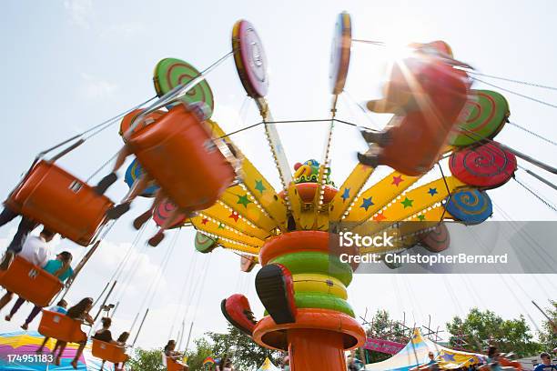 Foto de Parque De Diversões Passeios e mais fotos de stock de Agarrar - Agarrar, Alegria, Arte, Cultura e Espetáculo