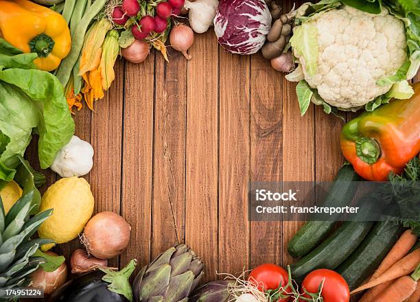 Органические Необработанные Овощи Перемешать На Столе — стоковые фотографии и другие картинки Баклажан