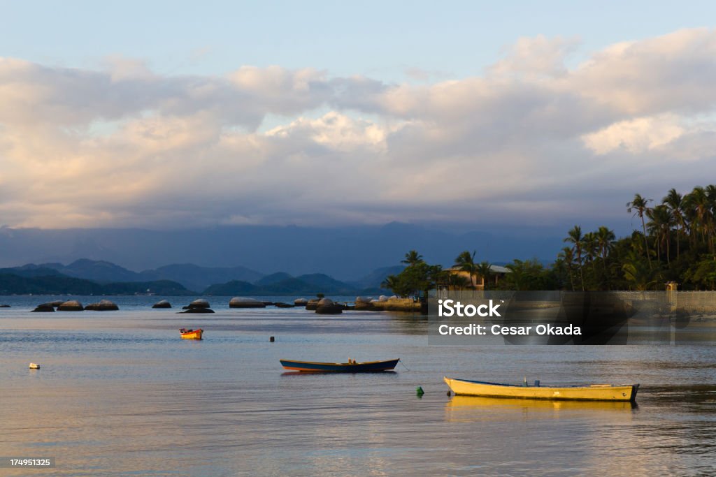 Del mar calmo con barcos en Paquetá - Foto de stock de Agua libre de derechos