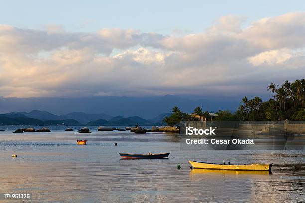 Del Mar Calmo Con Barcos En Paquetá Foto de stock y más banco de imágenes de Agua - Agua, Aire libre, América del Sur