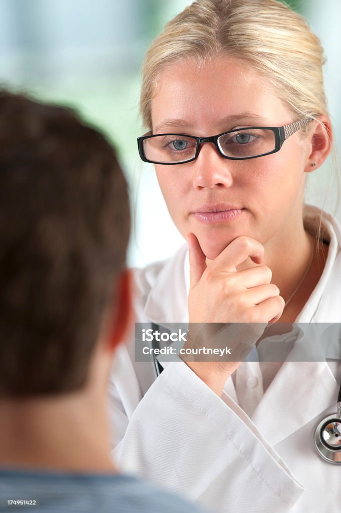 Médico ouvir um paciente - Foto de stock de Adolescência royalty-free