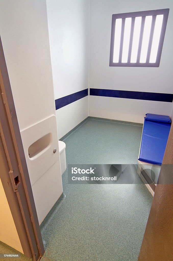 Patrzeć w nowoczesną z otwartych Drzwi celi więziennej - Zbiór zdjęć royalty-free (Brama)
