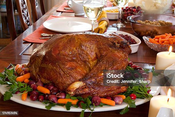 Cena Del Día De Acción De Gracias Foto de stock y más banco de imágenes de Al horno - Al horno, Alimento, Alimentos cocinados