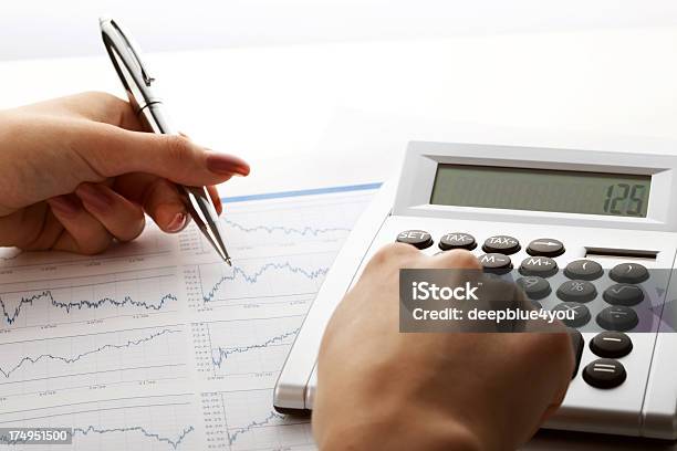 Calculadora Em Branco De Papel Com Os Dados Financeiros E Gráfico - Fotografias de stock e mais imagens de Calculadora