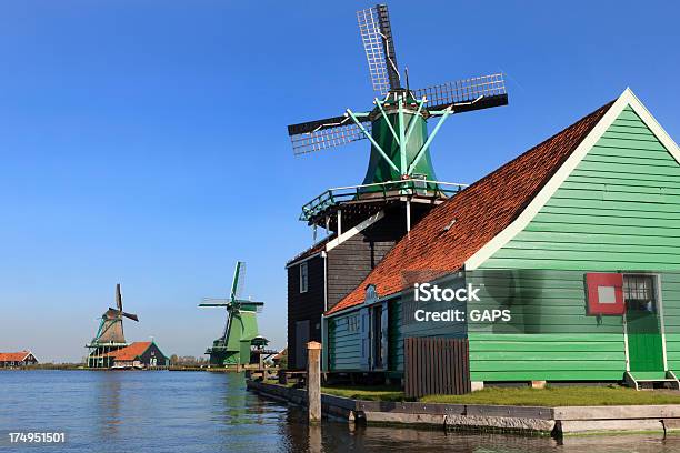 Kolekcja Zabytkowe Wiatraki W Rzędzie Przy Zaanse Schans - zdjęcia stockowe i więcej obrazów Amsterdam