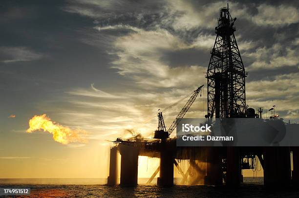 Silhouetted Oil Rig Z Duży Gaz Zaostrzenie Choroby - zdjęcia stockowe i więcej obrazów Platforma naftowa