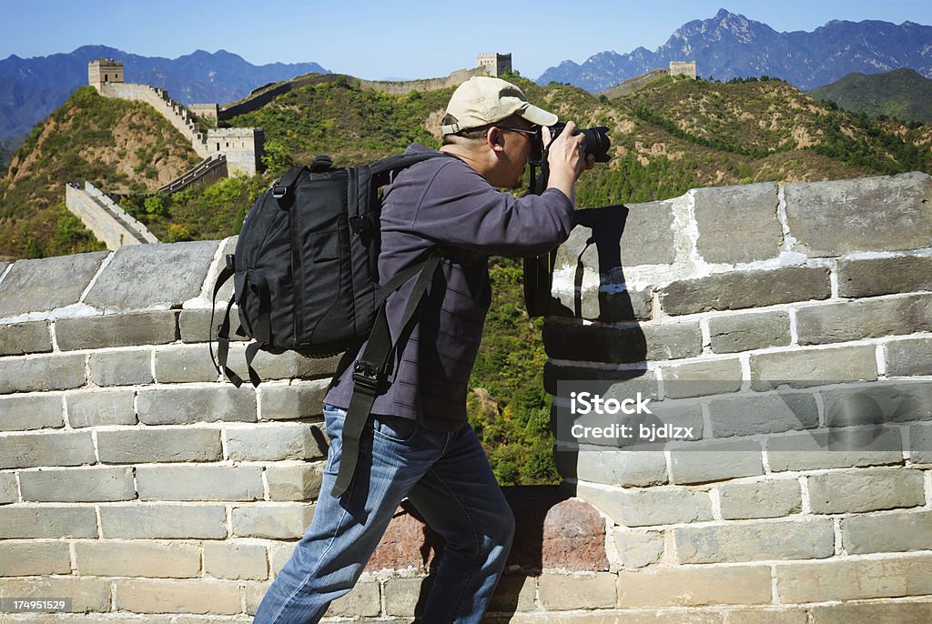 Homme de prendre une photo de la Grande Muraille - Photo de 30-34 ans libre de droits