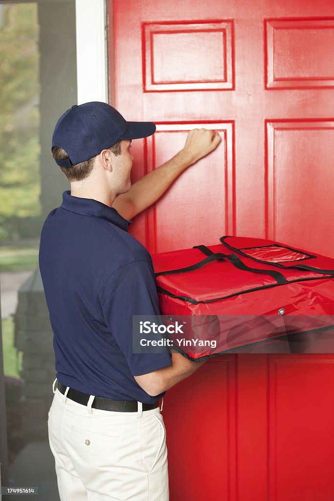 Uomo di consegna Pizza consegna cibo pacco alla porta del cliente Vt - Foto stock royalty-free di Ragazzo consegna-pizze