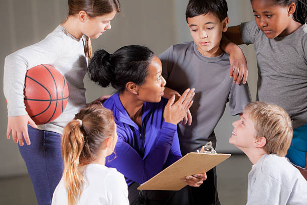 crianças com treinador de basquetebol - child basketball sport education imagens e fotografias de stock