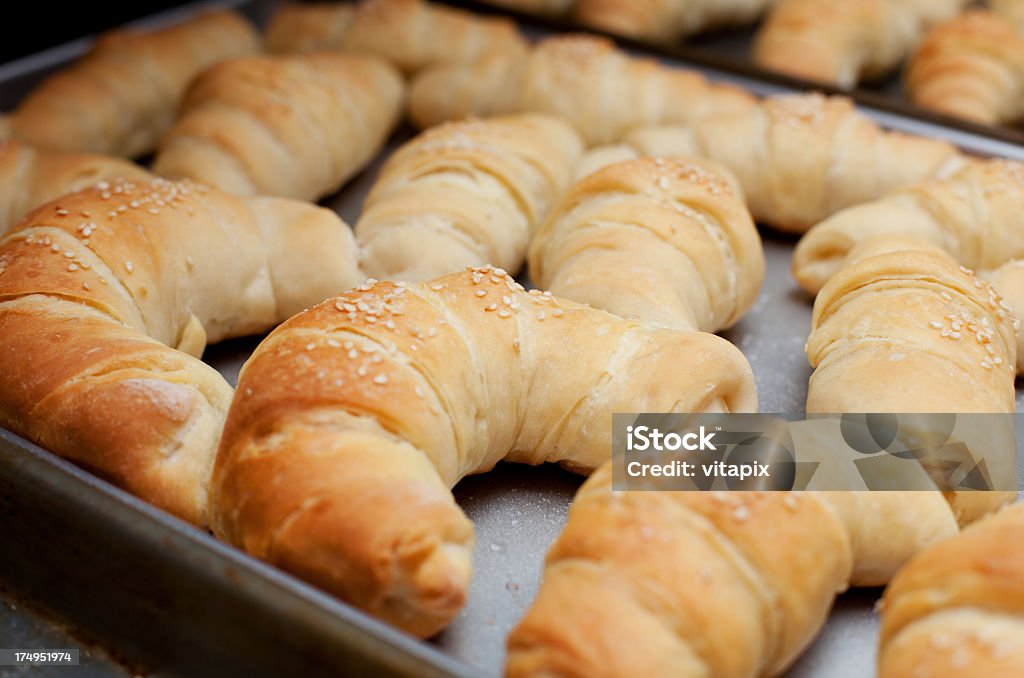 Croissant appena sfornati - Foto stock royalty-free di Ambientazione interna