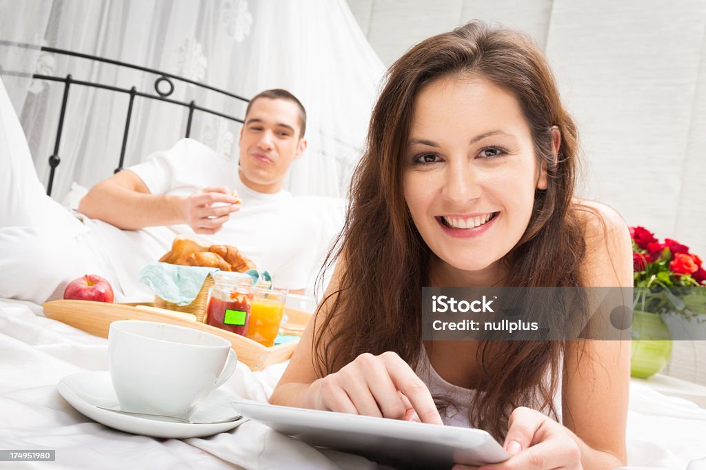Casal café-da-manhã na cama - Foto de stock de 20 Anos royalty-free