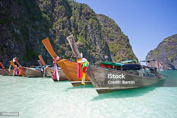 Длиннохвостые Лодки В Таиланде — стоковые фотографии и другие картинки Небо - Небо, Пляж, Синий