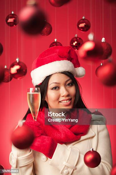 Junge Asiatische Frau Modell Hält Champagner An Weihnachten Hintergrund Vt Stockfoto und mehr Bilder von Alkoholisches Getränk