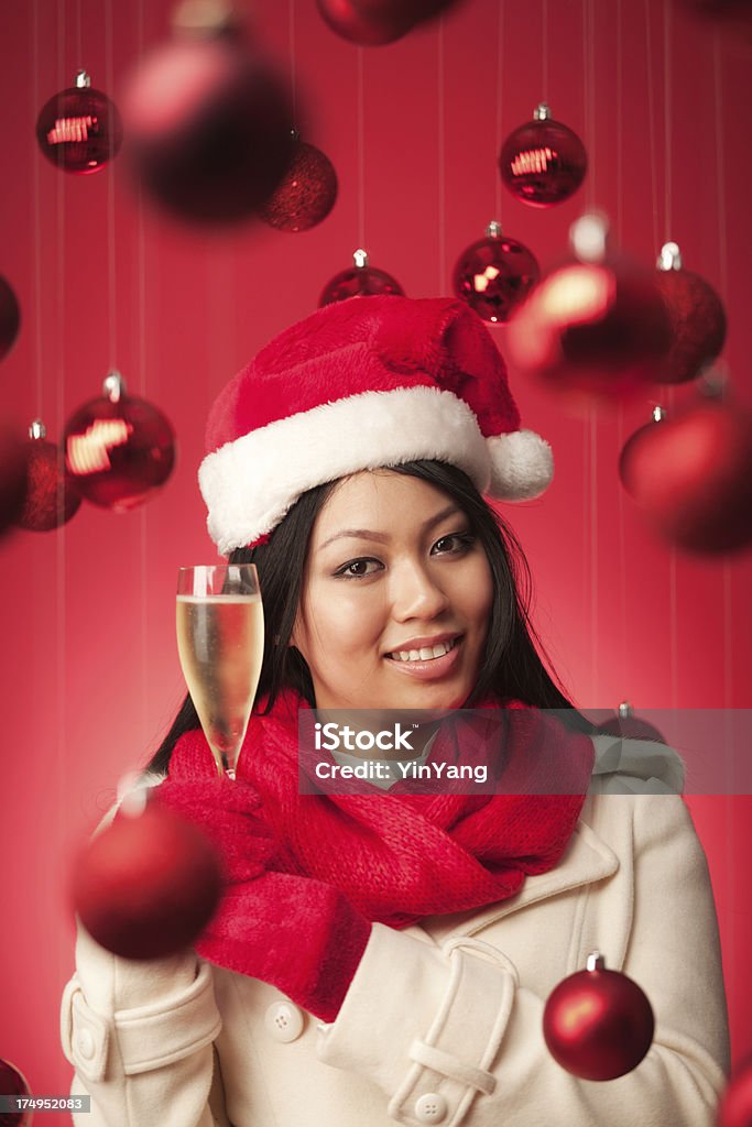 若いアジア女性モデル押しながらシャンパンでクリスマスの背景 Vt - 1人のロイヤリティフリーストックフォト