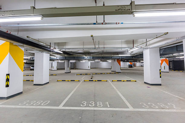 空の地下駐車場 - whint ストックフォトと画像