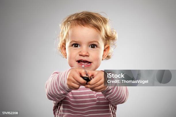 かわいい小さな女の子リモート制御 - テレビのリモコンのストックフォトや画像を多数ご用意 - テレビのリモコン, 幼児, 1人