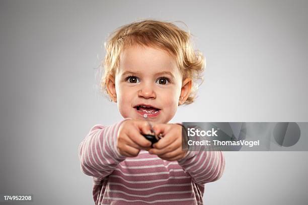 Rapariga Engraçada Com Controlo Remoto - Fotografias de stock e mais imagens de Controlo Remoto - Controlo Remoto, Criança pequena, 2-3 Anos