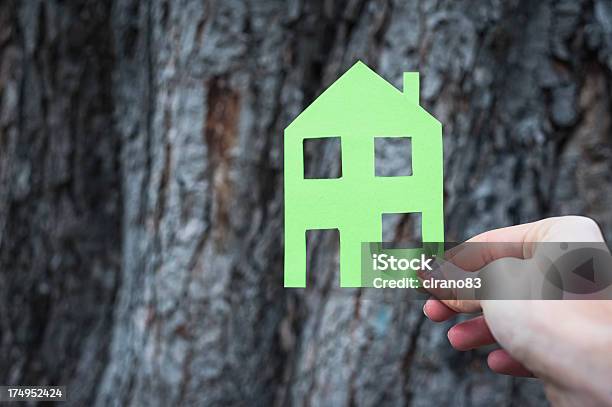 Ręka Trzymać Dom Przed Zielone Drzewo Kory - zdjęcia stockowe i więcej obrazów Budować - Budować, Budynek z zewnątrz, Część