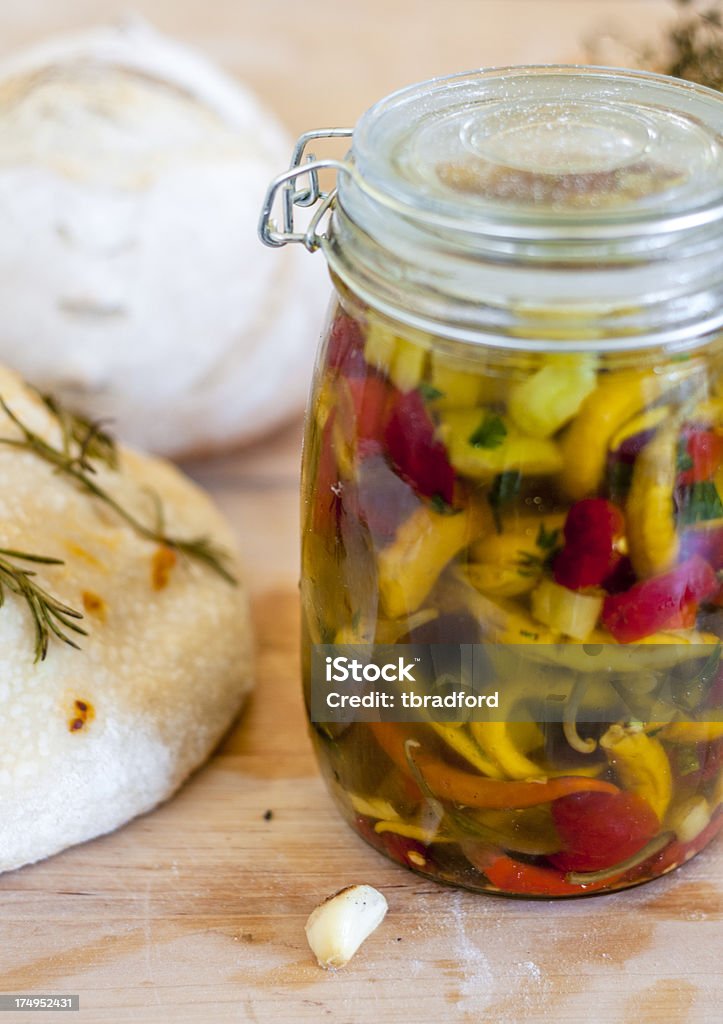 Assortiment de piment Peppers marinés dans un bocal - Photo de Ail - Légume à bulbe libre de droits