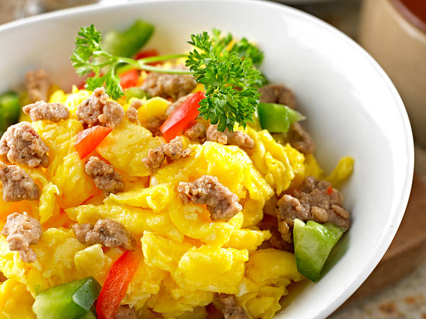 스크램블 에그, 소시지 - scrambled eggs hash brown prepared potato eggs 뉴스 사진 이미지