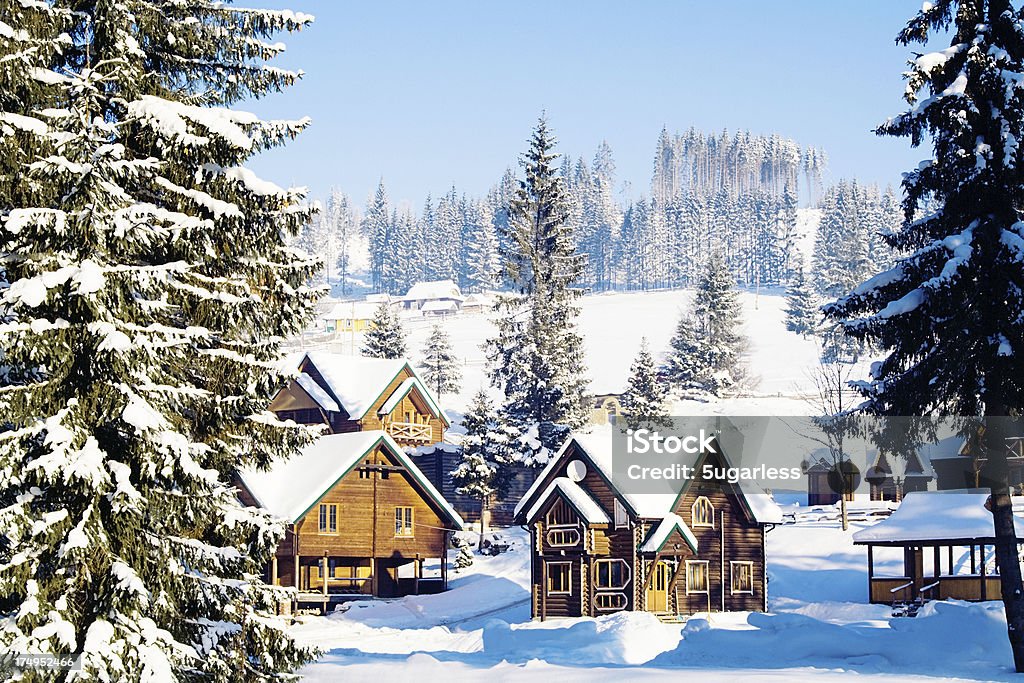 Деревня в горах зимой - Стоковые фото Дача роялти-фри