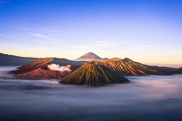paisaje volcánico en sunrise bromo tengger semeru en parque nacional - bromo crater fotografías e imágenes de stock