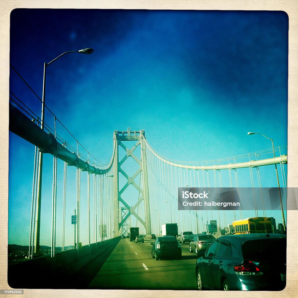 Jazda w San Francisco Bay Bridge (Mobilestock) - Zbiór zdjęć royalty-free (Automatyczny filtr postprodukcyjny)