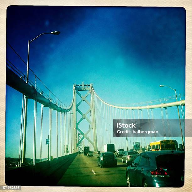 Jazda W San Francisco Bay Bridge - zdjęcia stockowe i więcej obrazów Automatyczny filtr postprodukcyjny - Automatyczny filtr postprodukcyjny, Bez ludzi, Droga publiczna