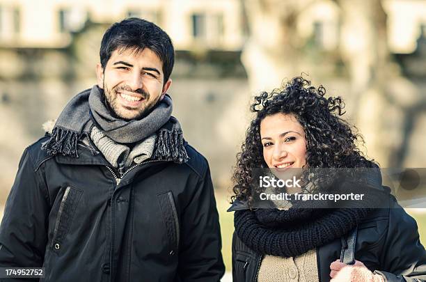 Informal Par De Amante En Invierno Foto de stock y más banco de imágenes de 20 a 29 años - 20 a 29 años, Abrazar, Adulto