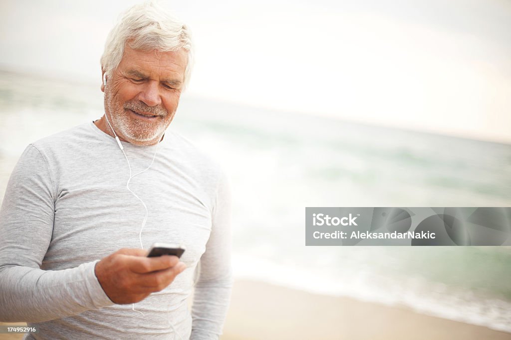 Homem idoso usando um smartphone - Royalty-free 60-69 Anos Foto de stock