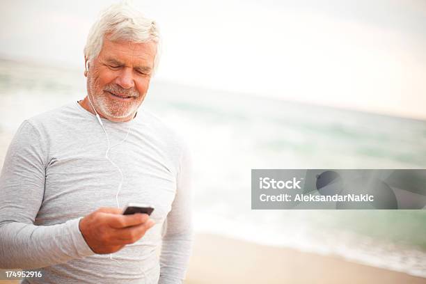 Homem Idoso Usando Um Smartphone - Fotografias de stock e mais imagens de 60-69 Anos - 60-69 Anos, Adulto, Adulto maduro