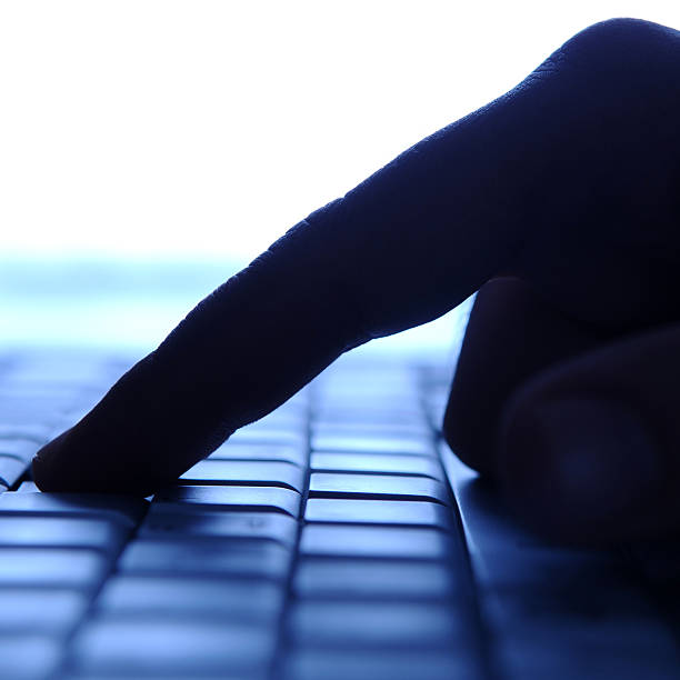 mão humana no computador portátil symbolize hacker - human hand typing protection motion imagens e fotografias de stock