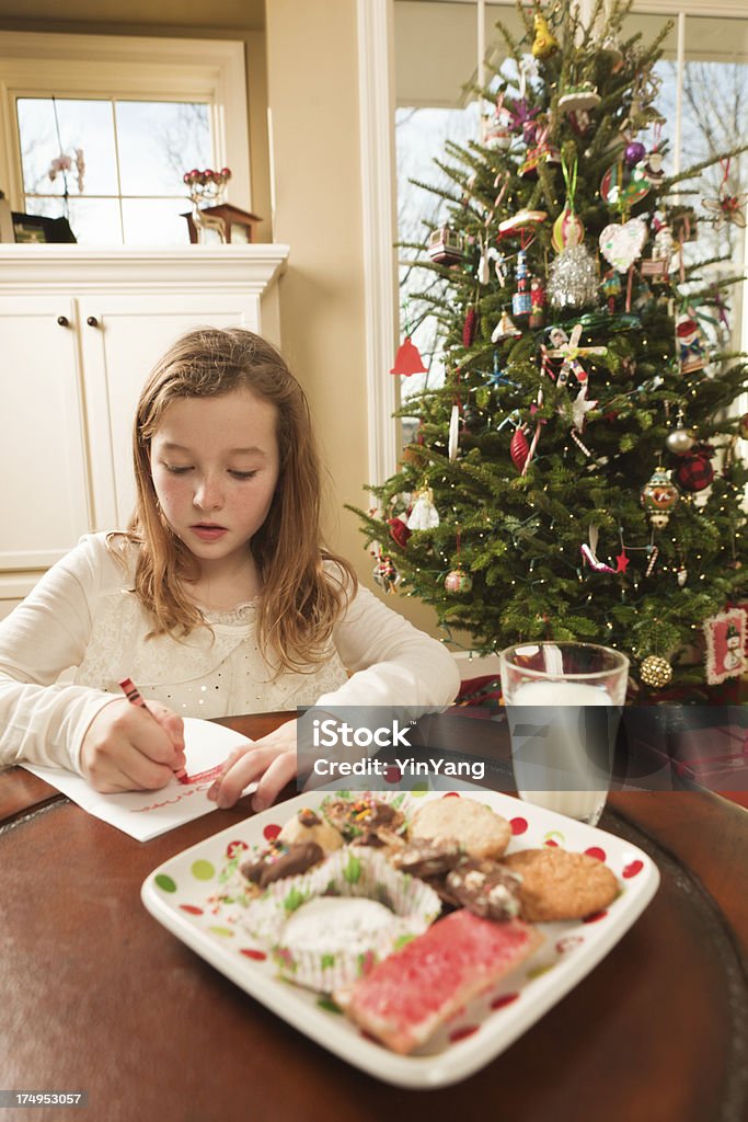 Kinder einen Wunschzettel für Weihnachten mit Santa und Leckereien - Lizenzfrei Wunschliste Stock-Foto