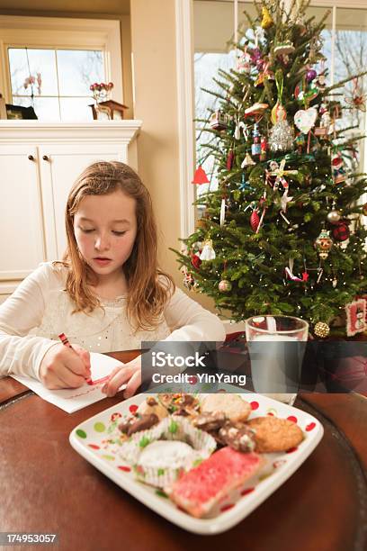 Kinder Einen Wunschzettel Für Weihnachten Mit Santa Und Leckereien Stockfoto und mehr Bilder von Wunschliste