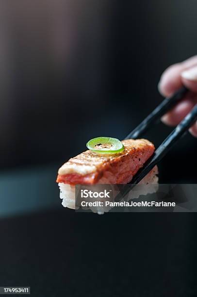 Sushi Di Salmone Possesso Di Bacchette Cinesi - Fotografie stock e altre immagini di Sushi - Sushi, Lusso, Eleganza