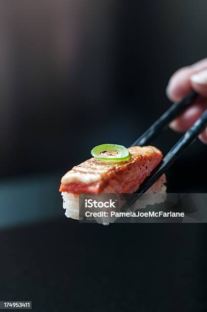 Łosoś Sushi W Posiadaniu Pałeczki - zdjęcia stockowe i więcej obrazów Sushi - Sushi, Luksus, Elegancja