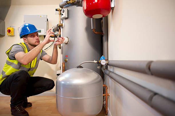 inżynier energii słonecznej - water heater boiler installing repairing zdjęcia i obrazy z banku zdjęć