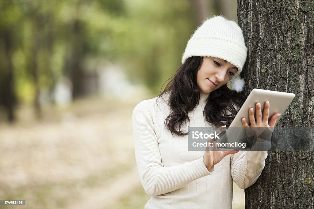 Bella giovane femmina con tablet - Foto stock royalty-free di Abbigliamento casual