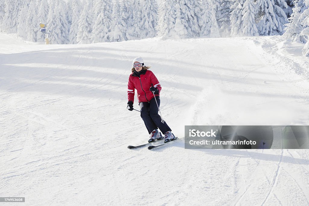 Ski sur neige - Photo de 30-34 ans libre de droits